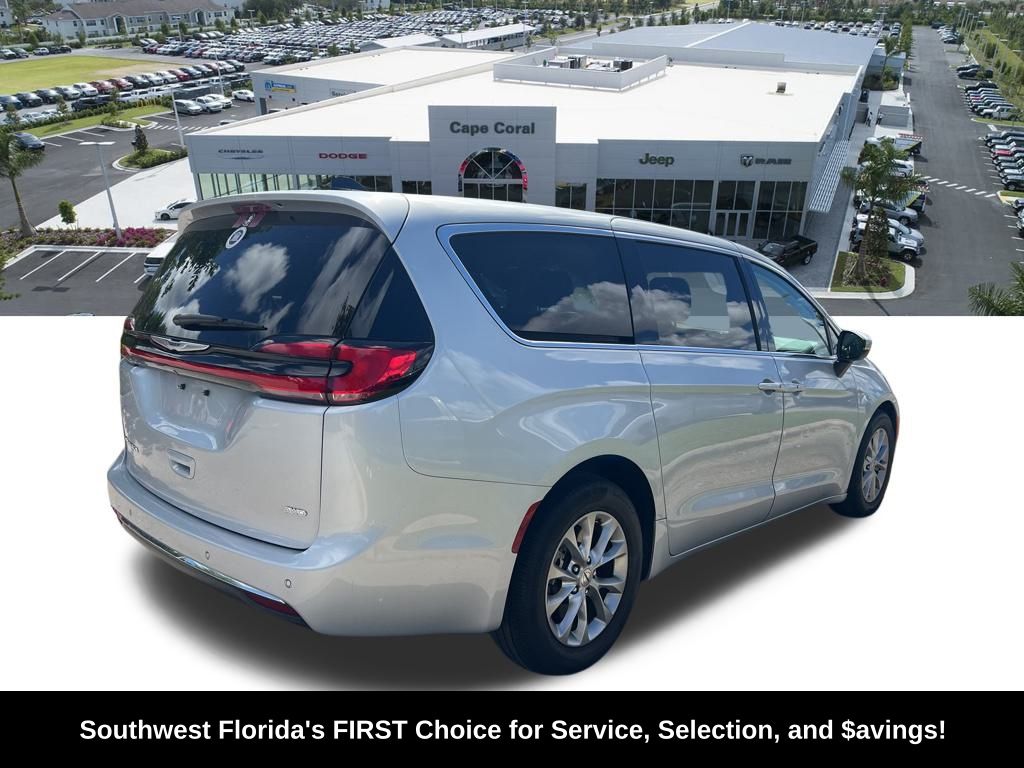 2023 Chrysler Pacifica Touring L photo 3