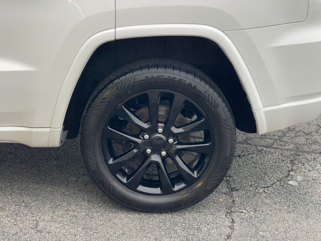 2017 Jeep Grand Cherokee Altitude photo 24