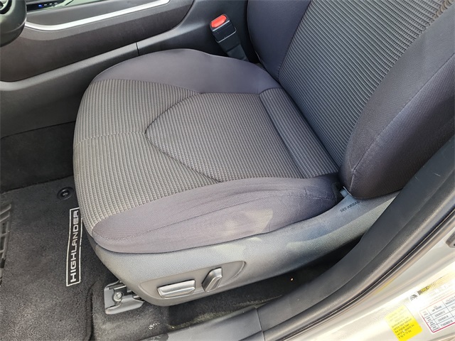 2021 Toyota Highlander LE photo 13