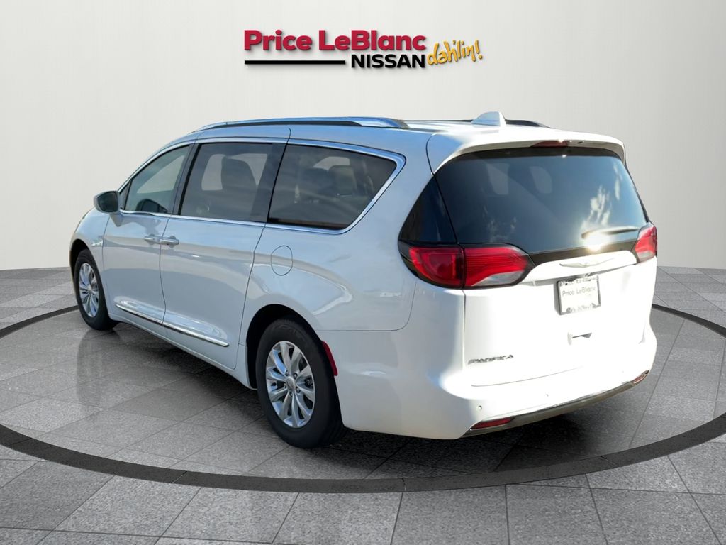 2018 Chrysler Pacifica Touring L photo 3