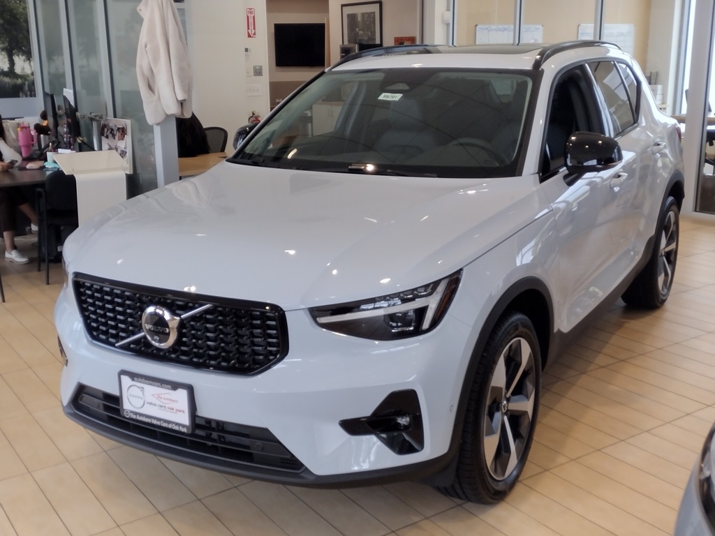 2026 VOLVO XC40 - Image 2