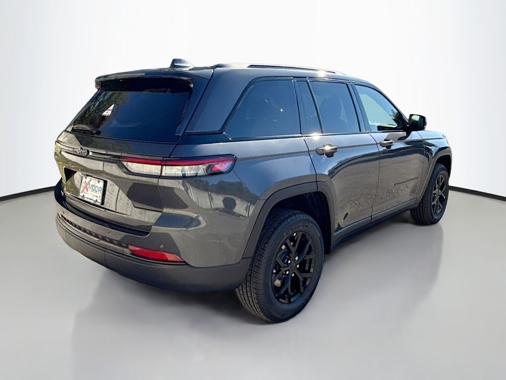 2025 Jeep Grand Cherokee Laredo Altitude photo 4