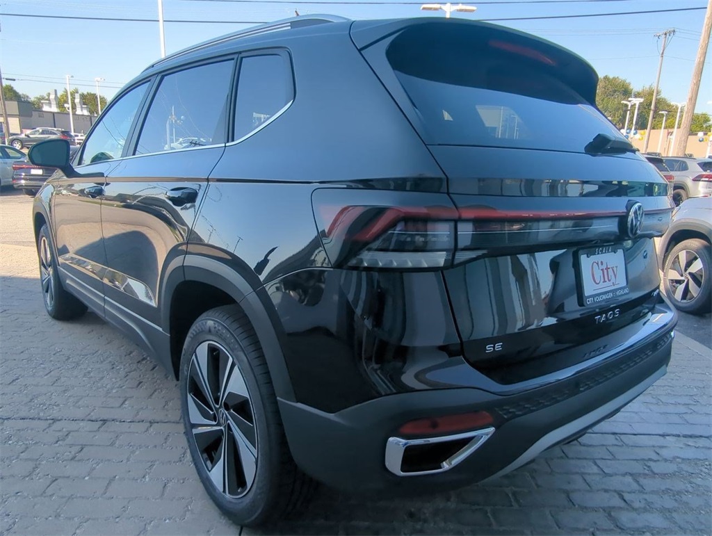 2025 Volkswagen Taos SE photo 4