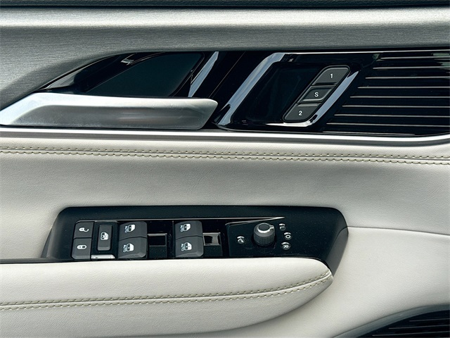 2025 Jeep Wagoneer L Series I photo 14