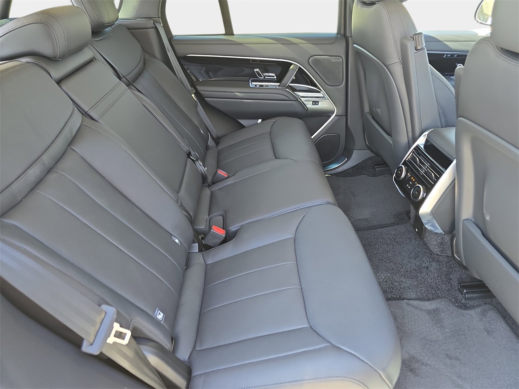 2025 Land Rover Range Rover SE photo 8