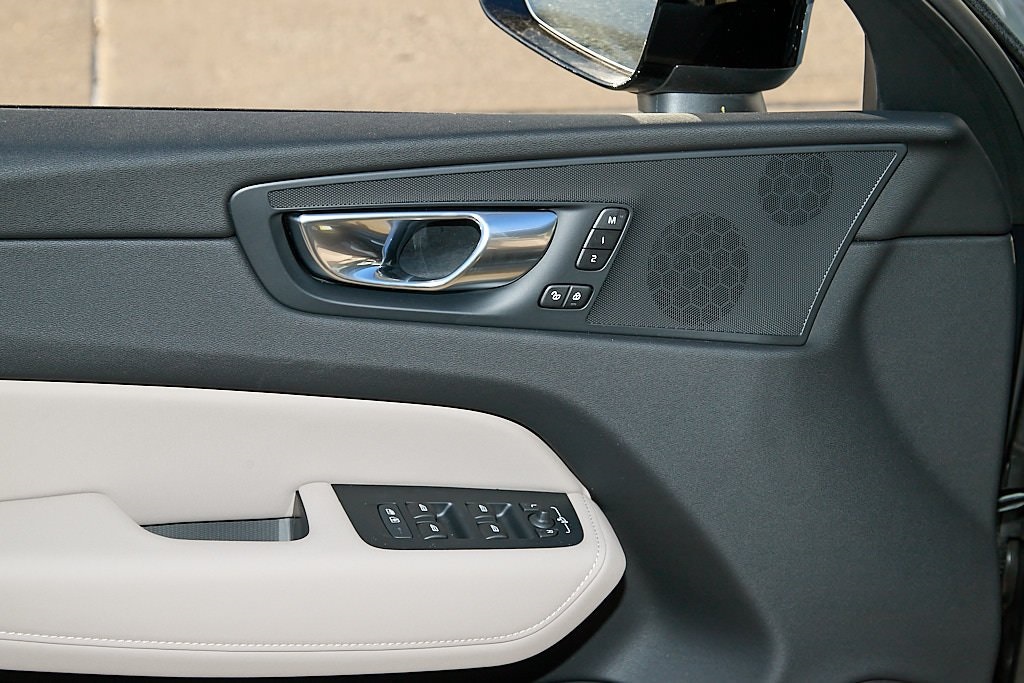 2026 VOLVO XC60 - Image 10