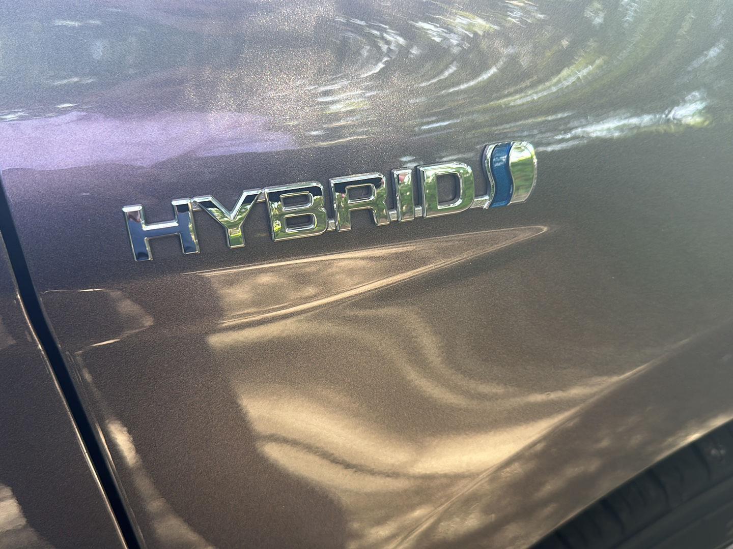 2021 Toyota Camry Hybrid LE photo 9