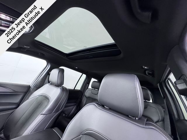 2025 Jeep Grand Cherokee Altitude photo 14