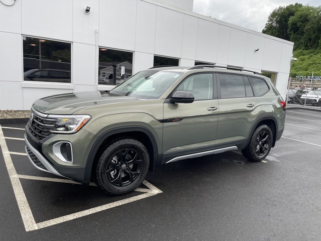 2025 Volkswagen Atlas Peak Edition SE photo 2