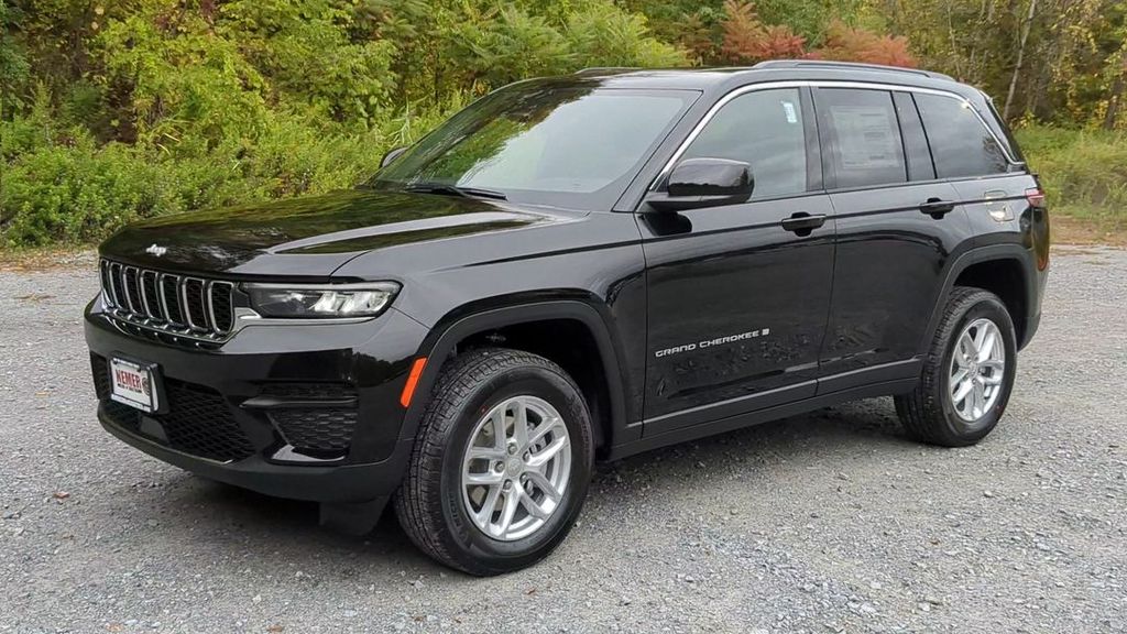 2025 Jeep Grand Cherokee Laredo photo 3