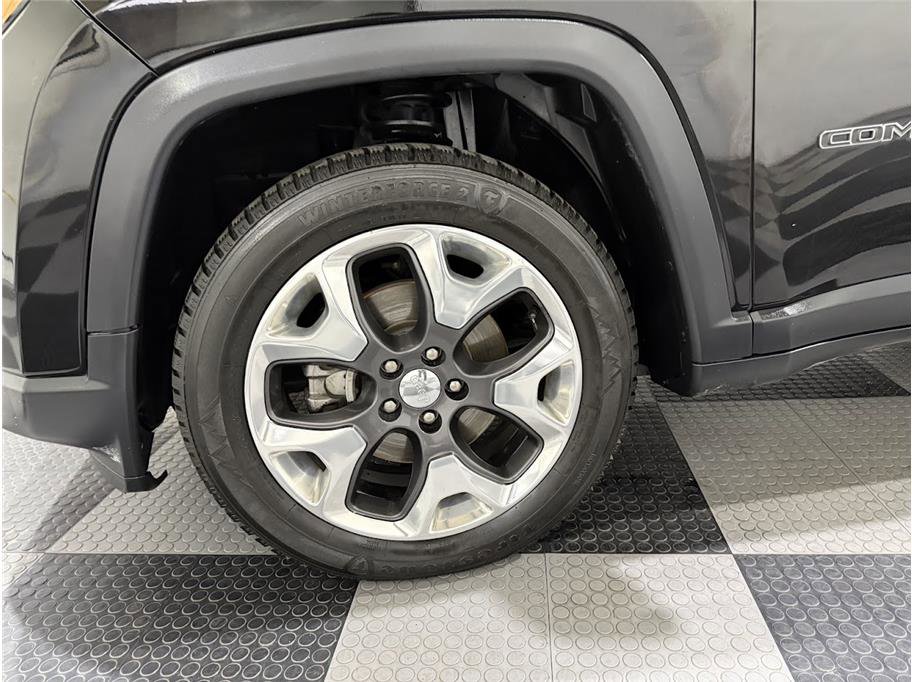 Used 2019 Diamond Black Crystal Pearlcoat Jeep Limited image 11