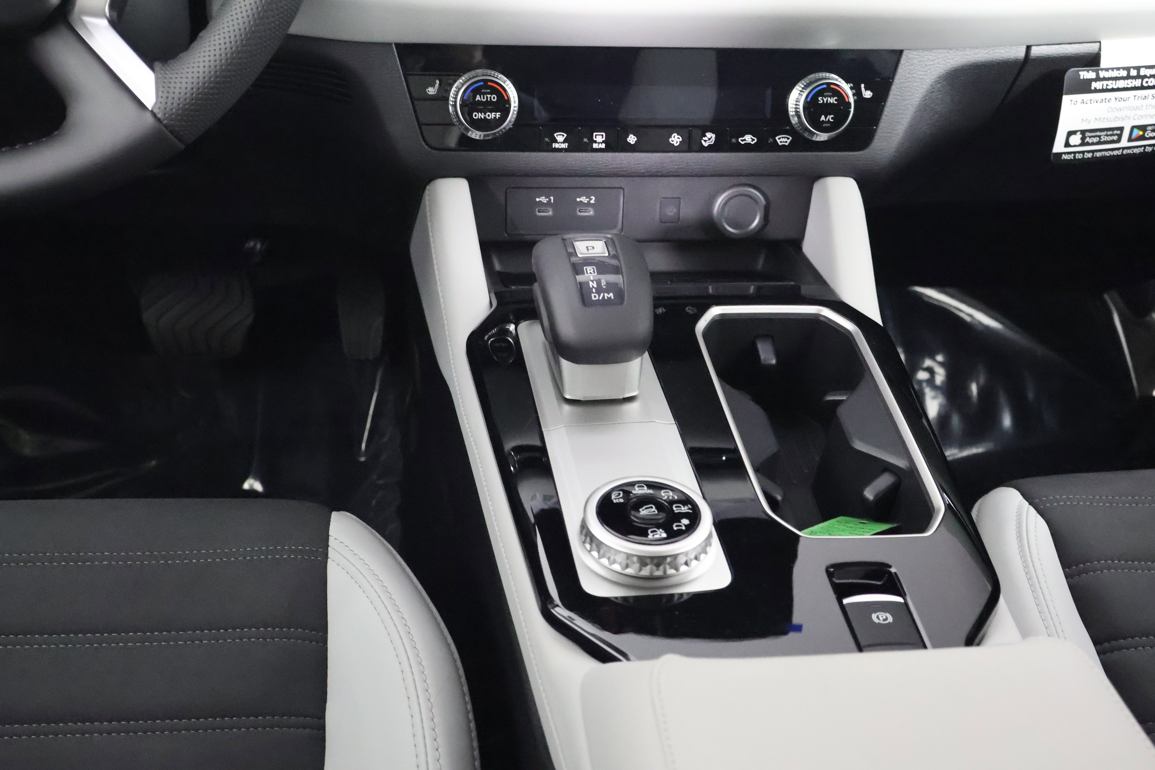 2025 Mitsubishi Outlander SE photo 13