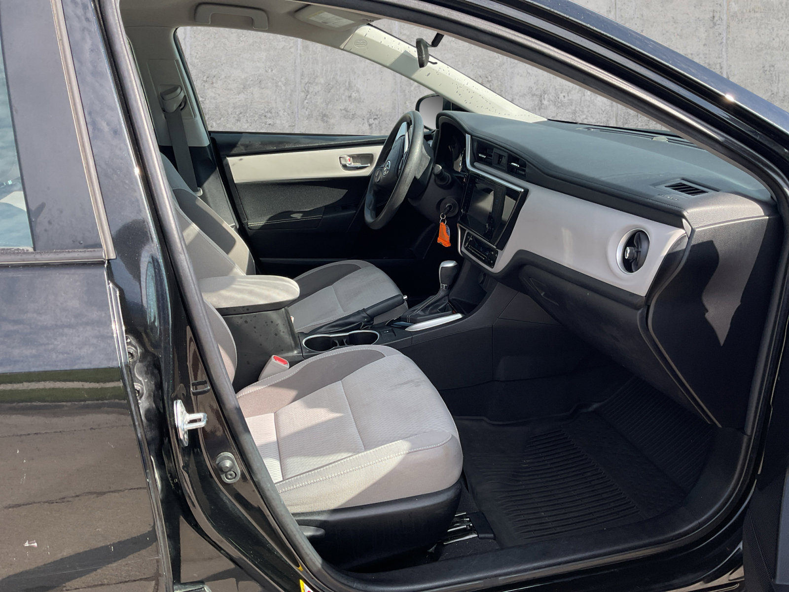 2018 Toyota Corolla LE photo 5