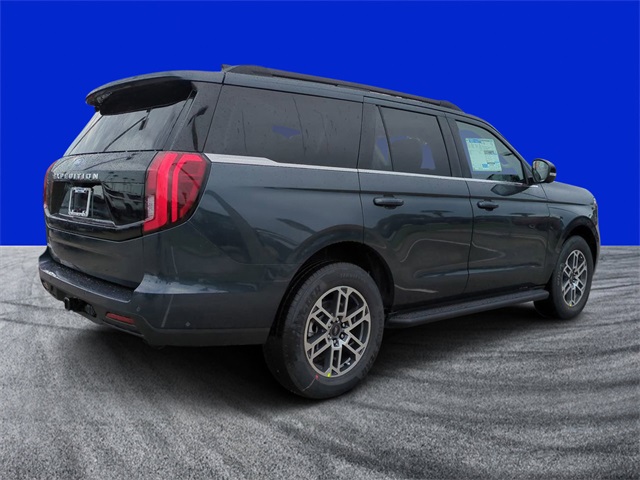 2025 Ford Expedition photo 3