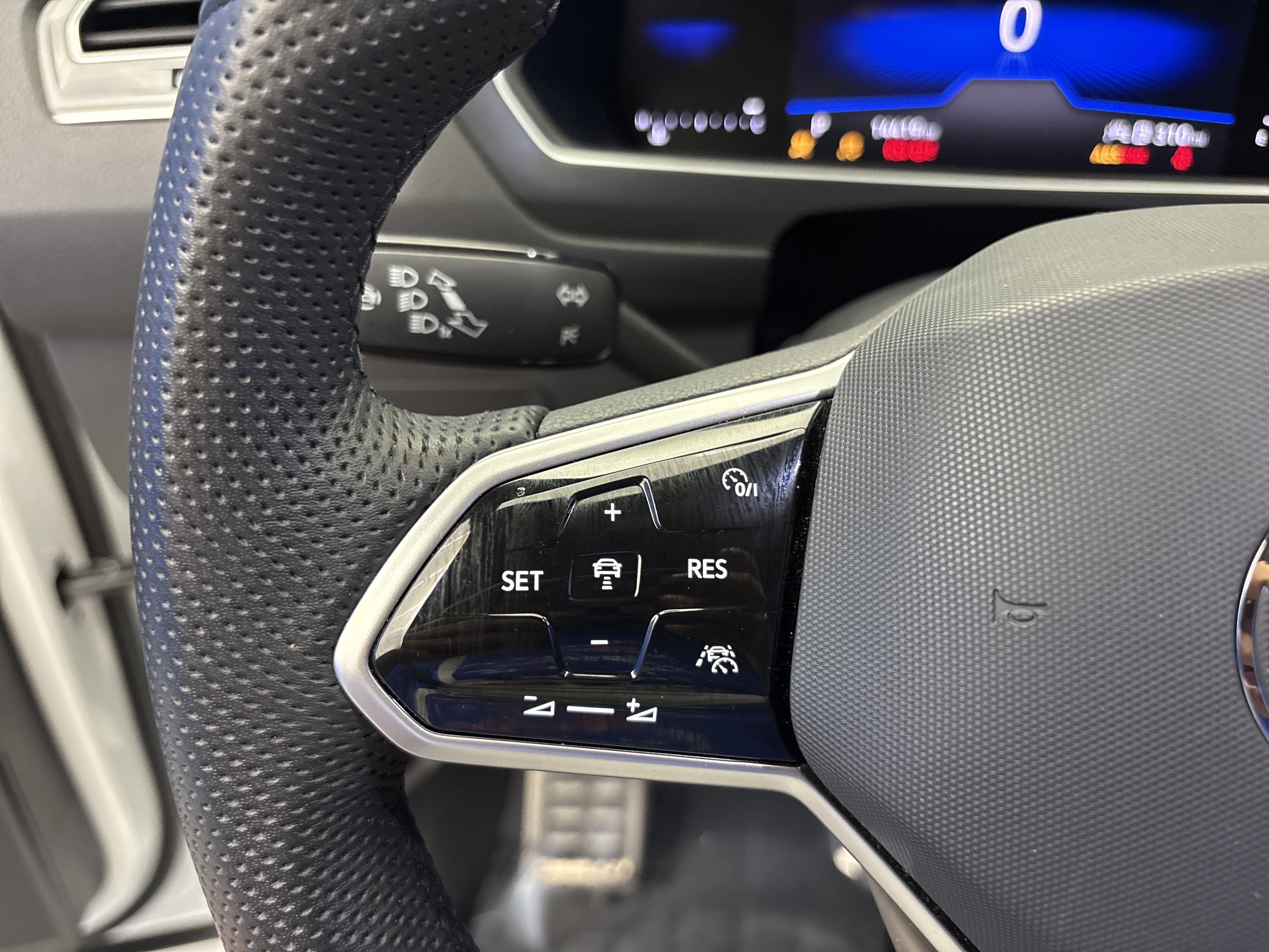 2024 Volkswagen Tiguan SE R-Line Black photo 12