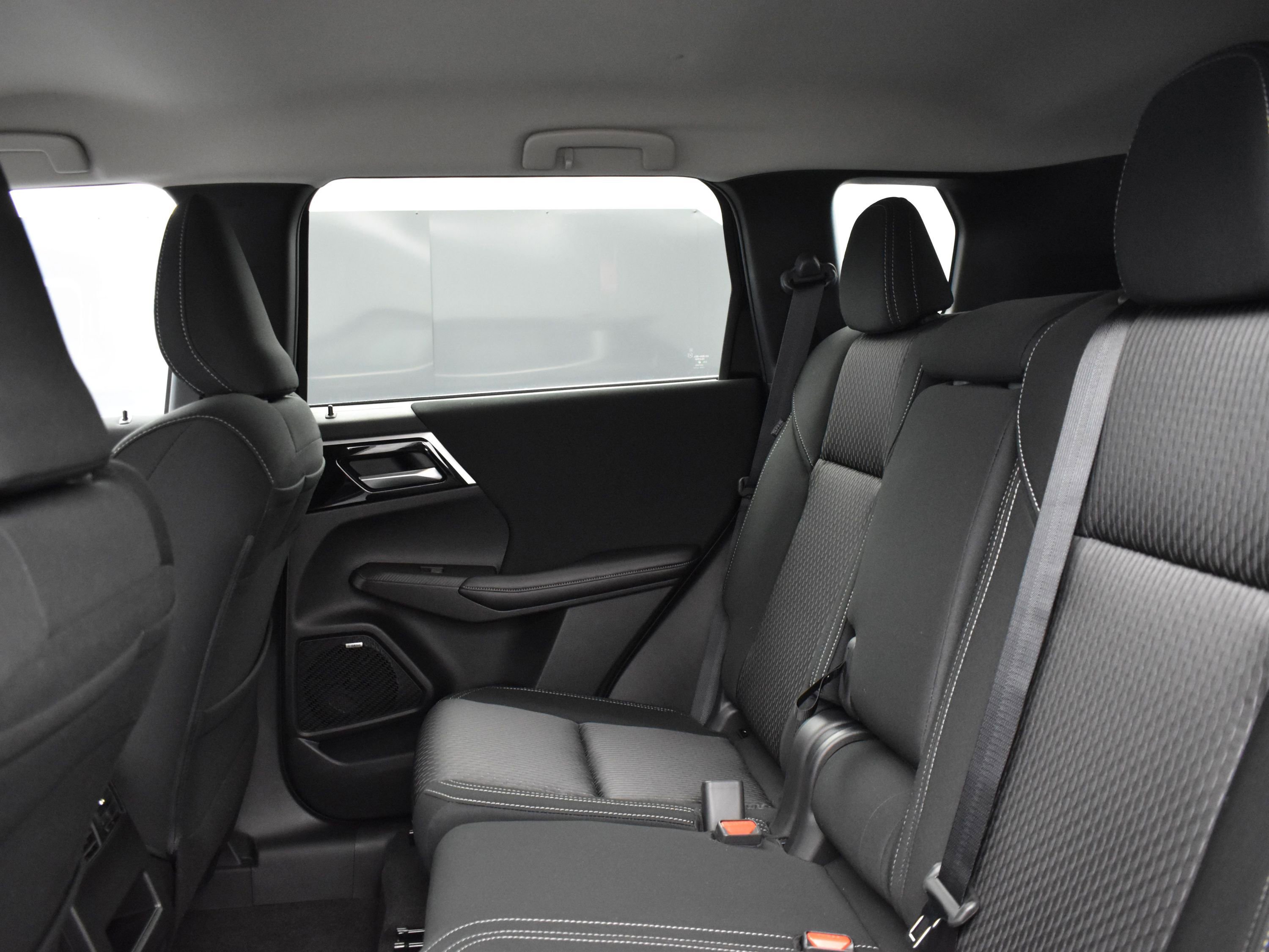 2025 Mitsubishi Outlander ES photo 7