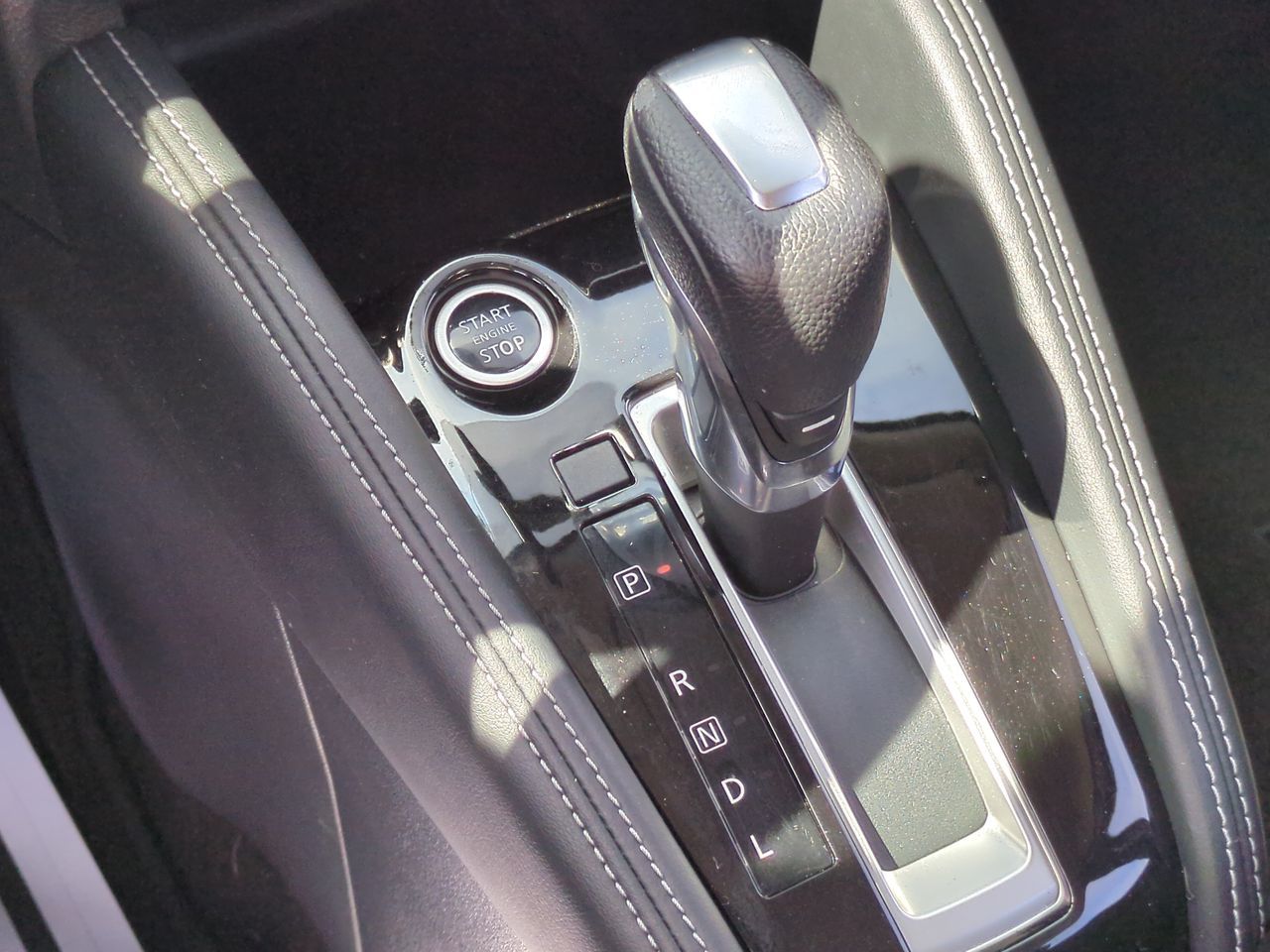2020 Nissan Kicks SR photo 11