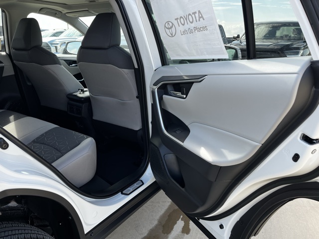 2025 Toyota RAV4 XLE photo 17