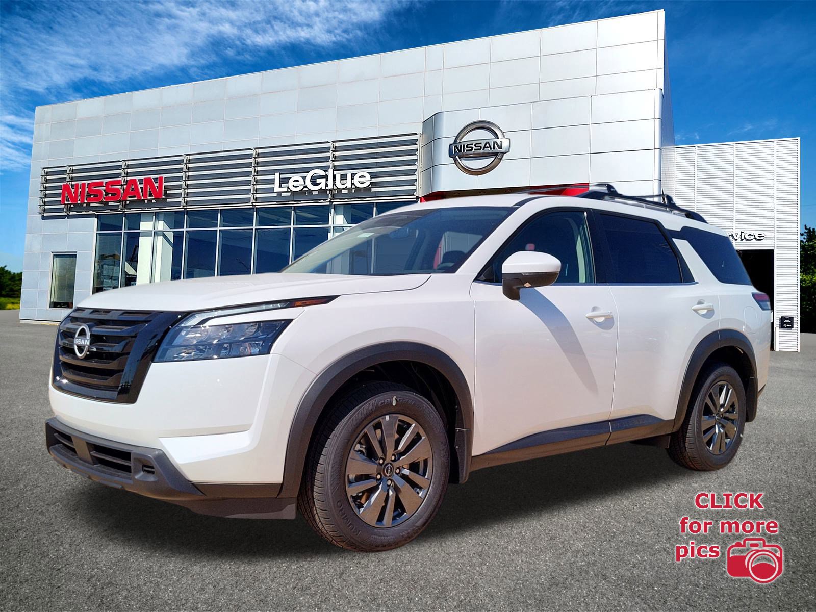 2025 Nissan Pathfinder SV's photo