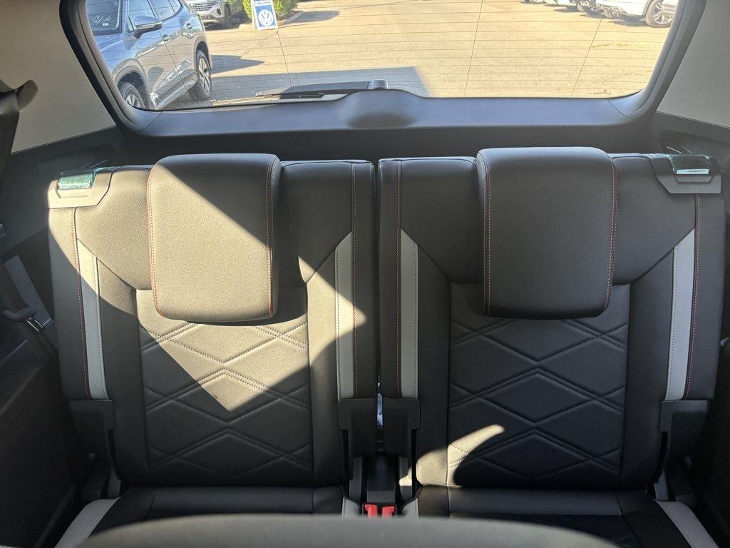 2025 Volkswagen Atlas Peak Edition SE photo 11