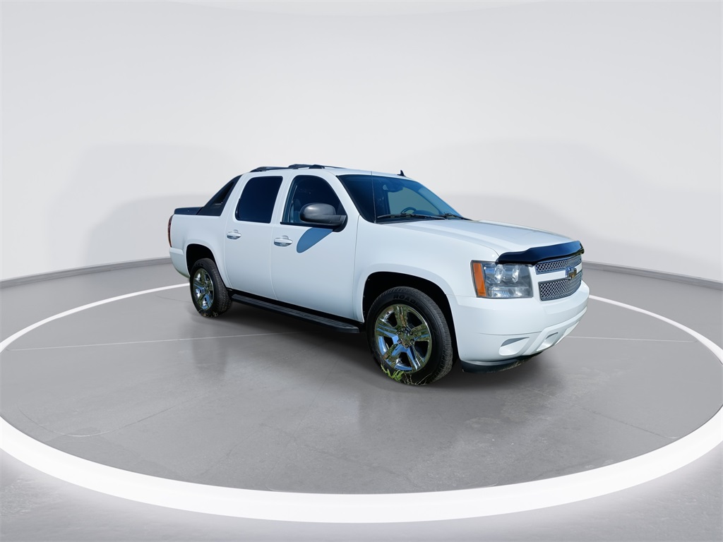 2011 Chevrolet Avalanche LS photo 2