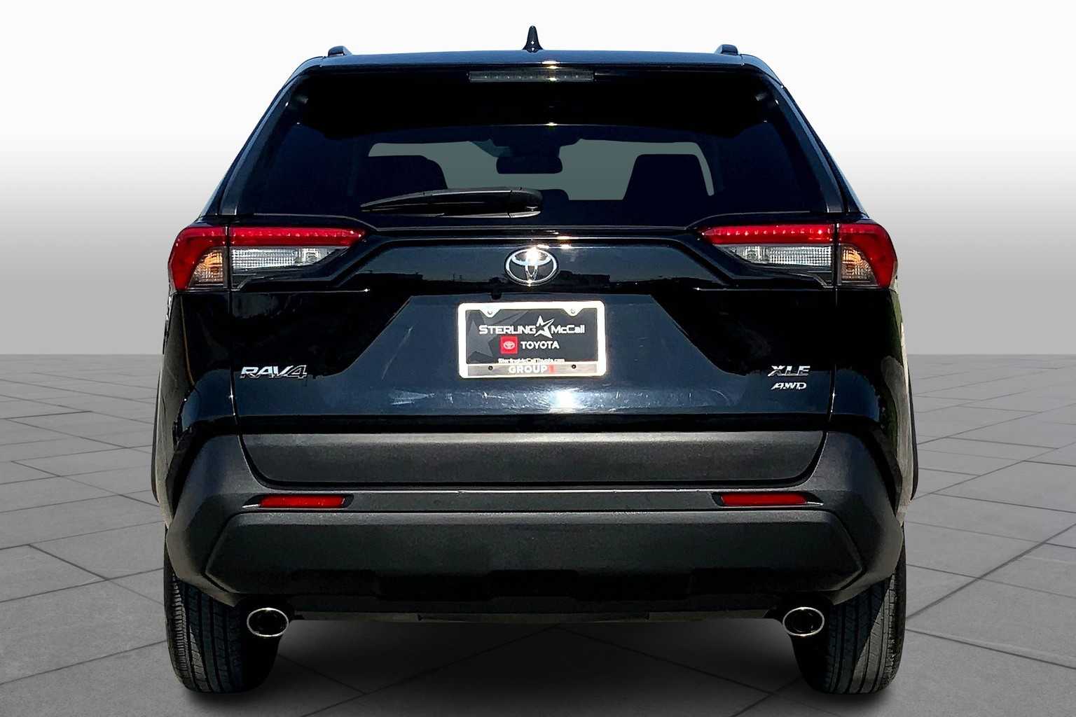 2022 Toyota RAV4 XLE photo 3