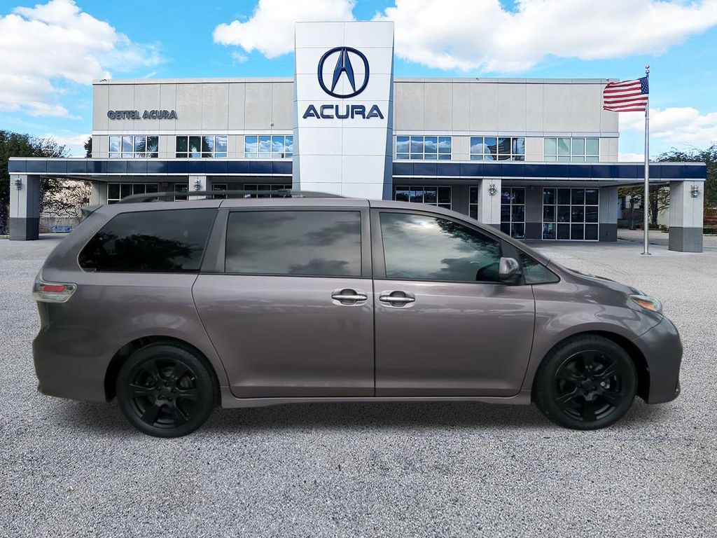 2019 Toyota Sienna SE photo 3