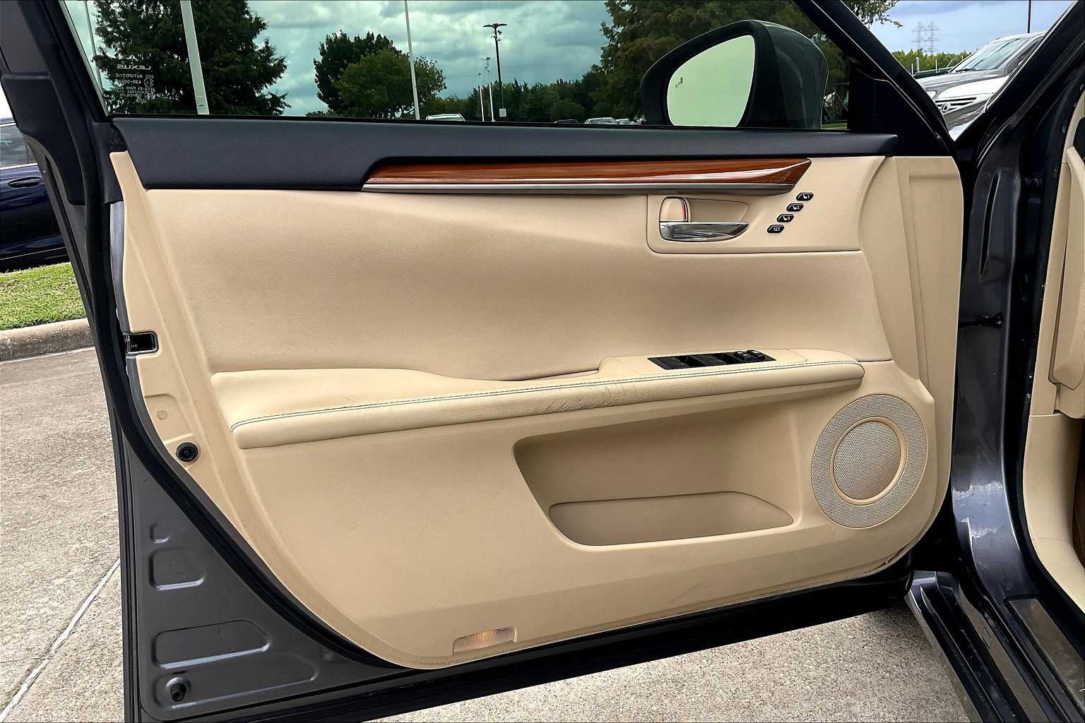 2013 Lexus ES 300h photo 19