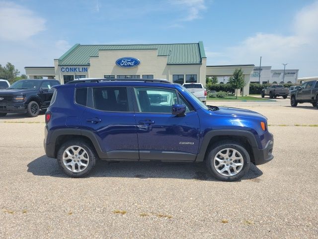 2016 Jeep Renegade Latitude photo 2
