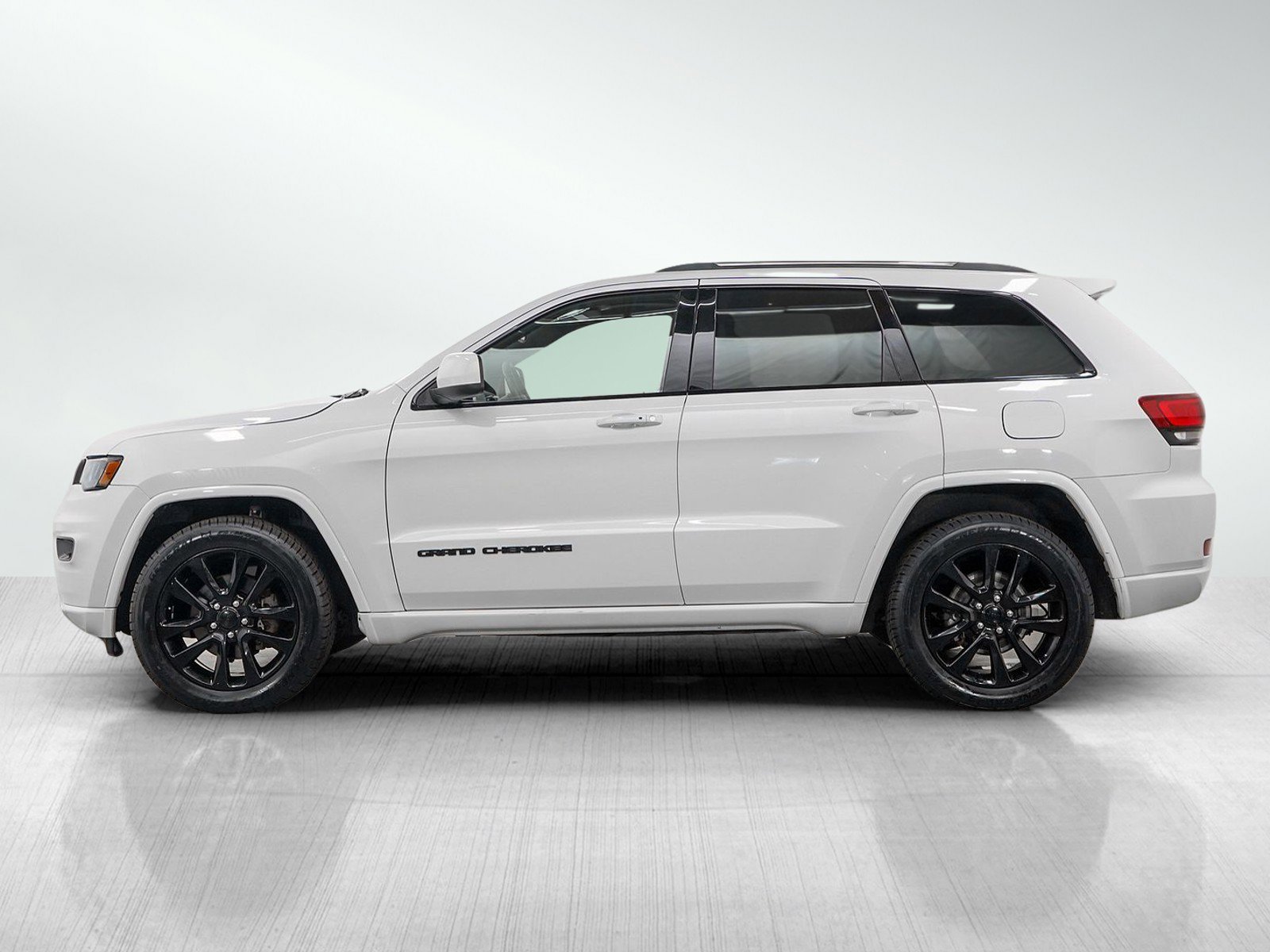 Used 2018 Jeep Grand Cherokee Laredo Altitude IV with VIN 1C4RJFAG2JC346845 for sale in Hopkins, Minnesota