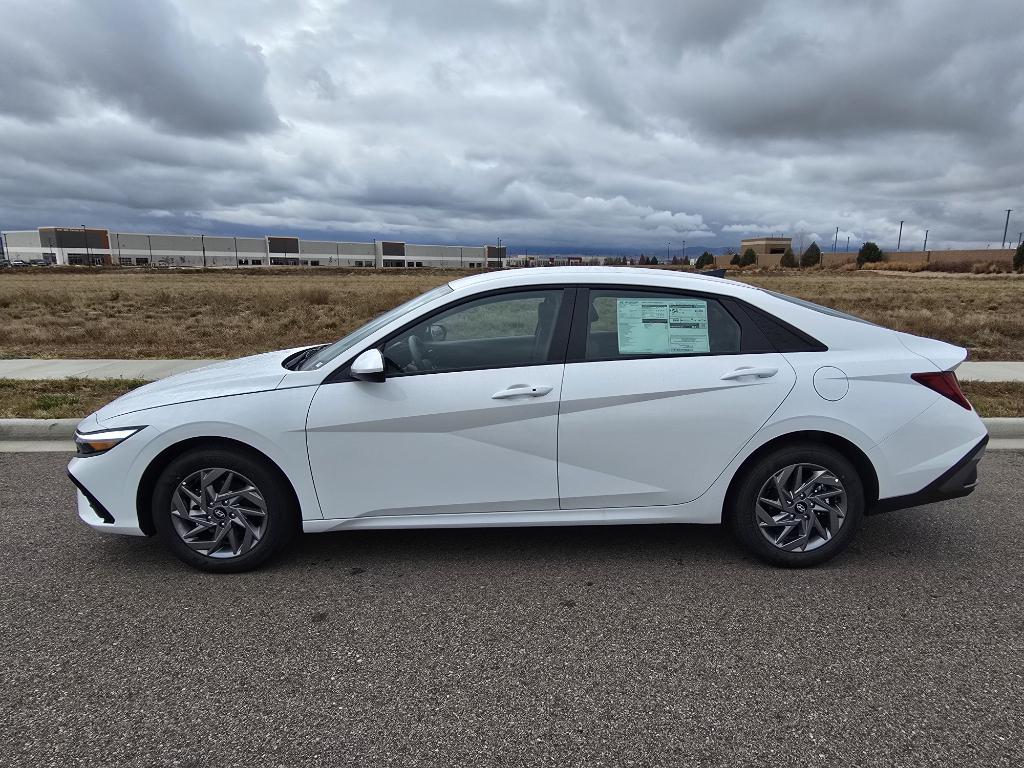 2026 Hyundai Elantra Blue SEL Sport photo 2