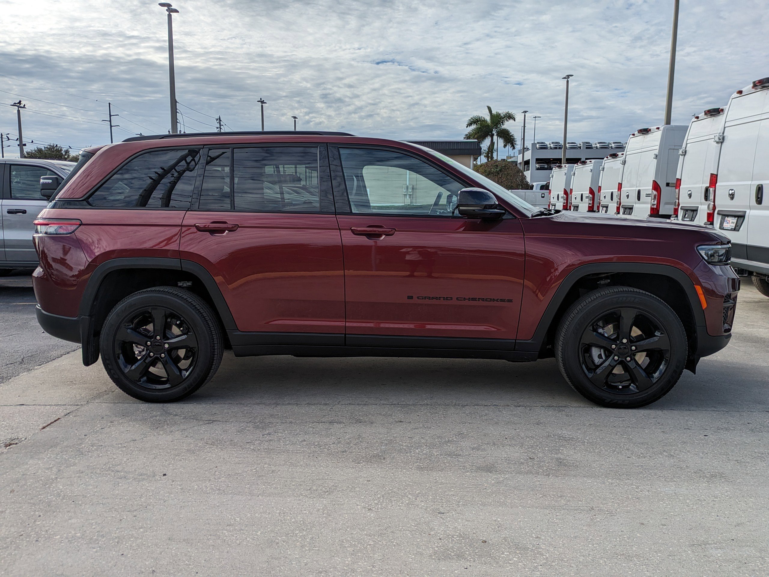 2022 Jeep Grand Cherokee Altitude photo 2