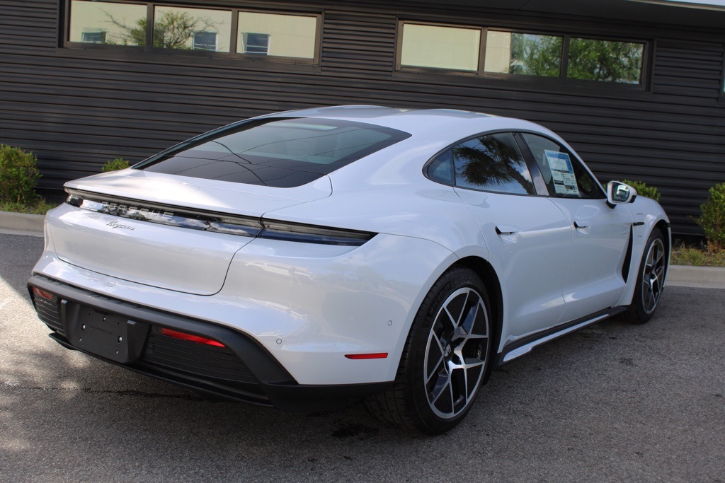 2025 Porsche Taycan photo 7