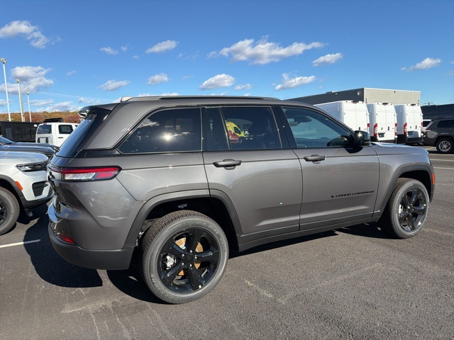 2025 Jeep Grand Cherokee Altitude photo 2