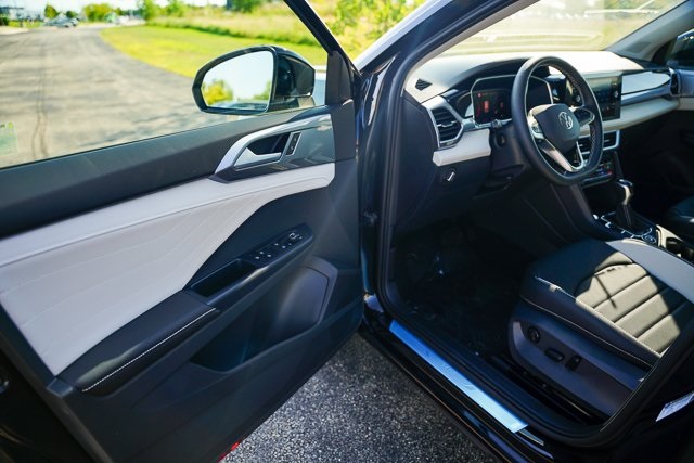 2025 Volkswagen Taos SEL photo 6