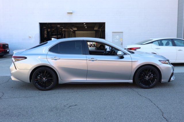 2021 Toyota Camry Hybrid XSE photo 2