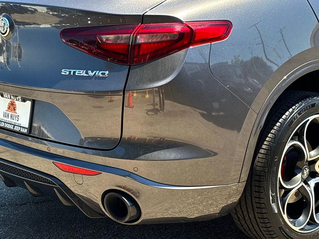 2022 Alfa Romeo Stelvio Ti photo 2