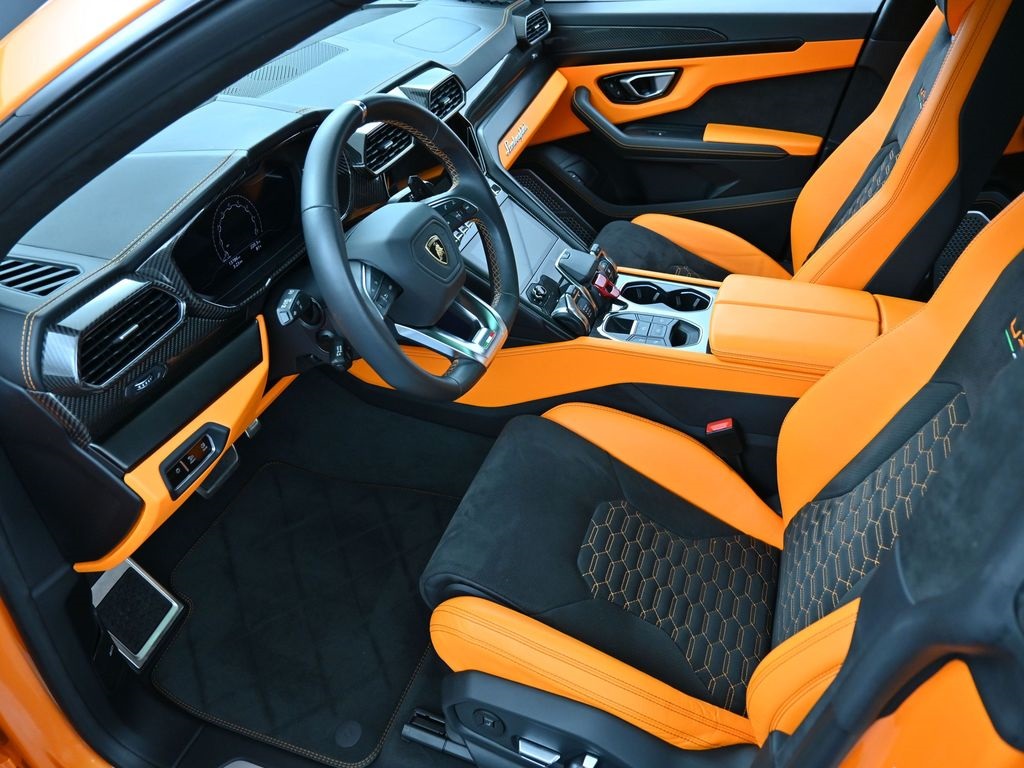 2022 Lamborghini Urus photo 3