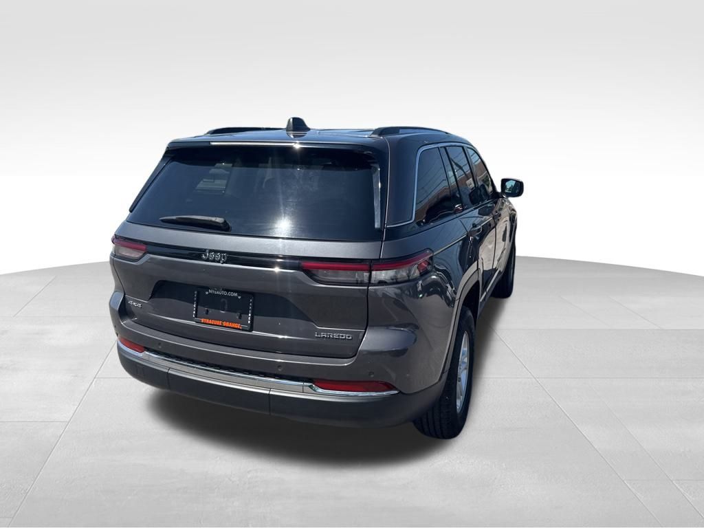 2023 Jeep Grand Cherokee Laredo photo 3