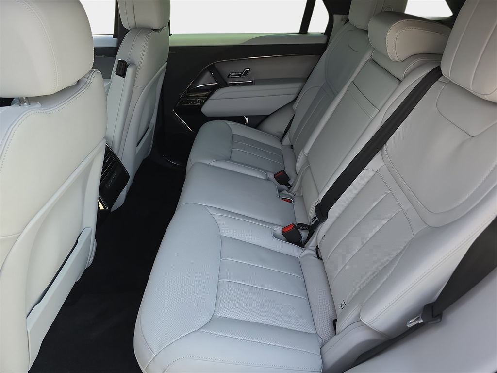 2025 Land Rover Range Rover Sport SE photo 3