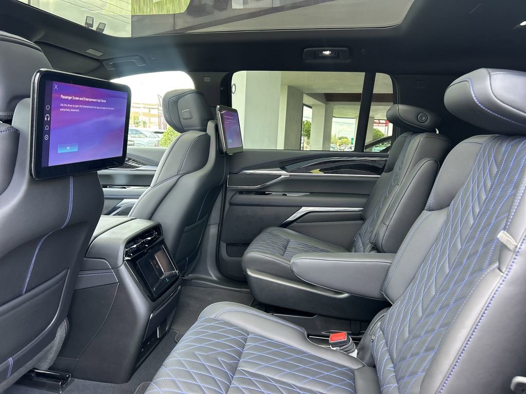 2026 Cadillac Escalade Luxury photo 17