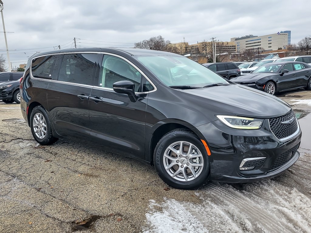 2024 Chrysler Pacifica Touring L's photo