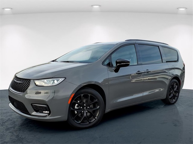 2025 Chrysler Pacifica Limited's photo