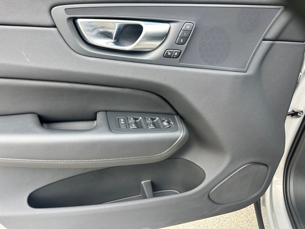 2025 Volvo XC60 B5 Plus photo 11