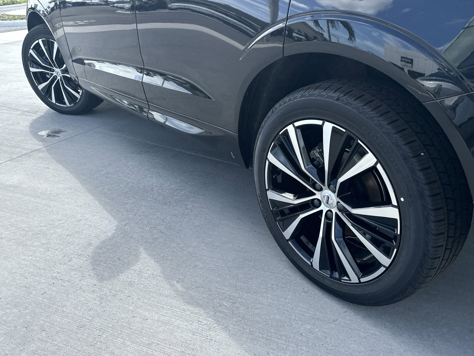 2025 Volvo XC60 Plus photo 4