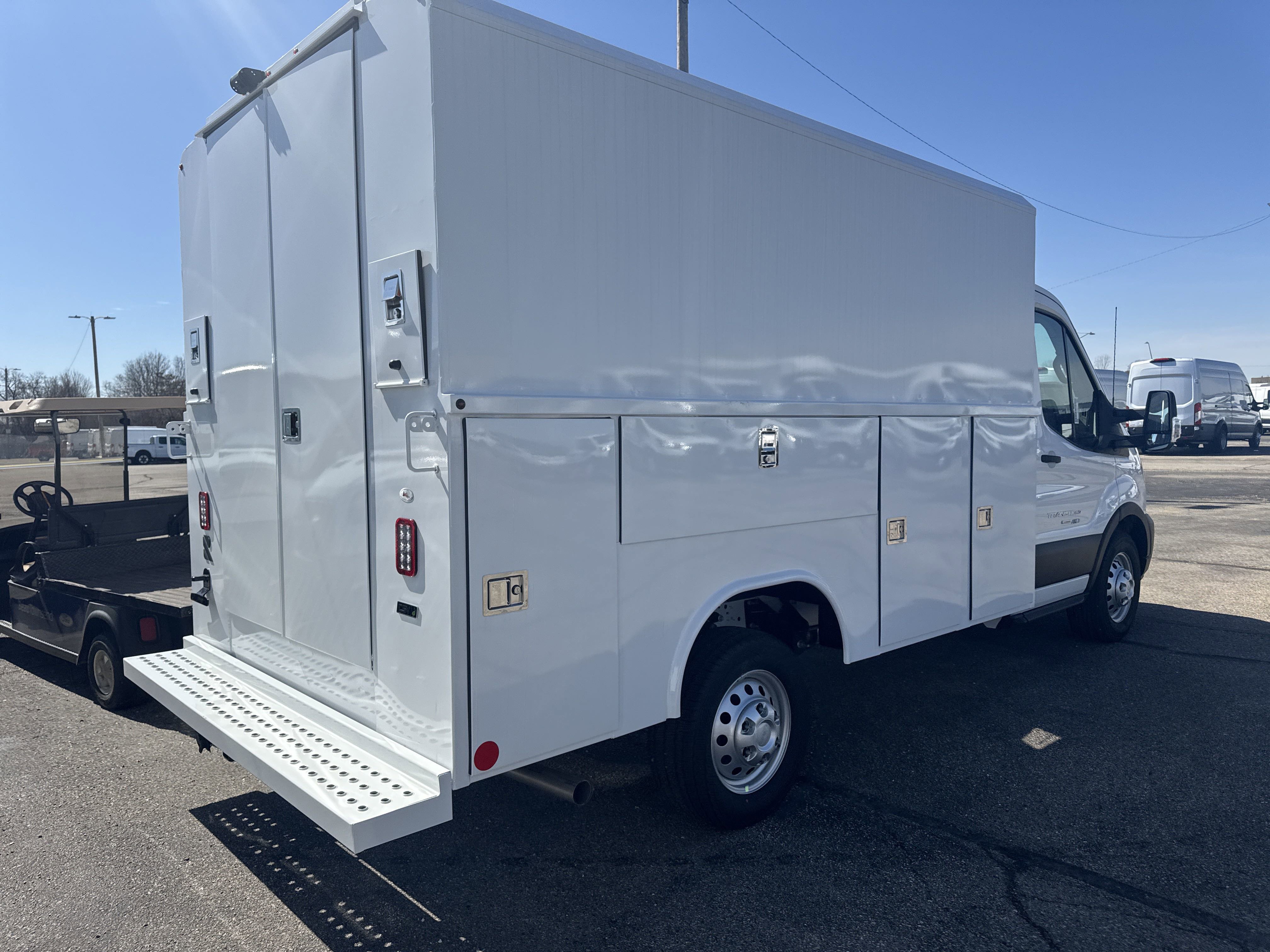 2024 Ford Transit Cutaway photo 3