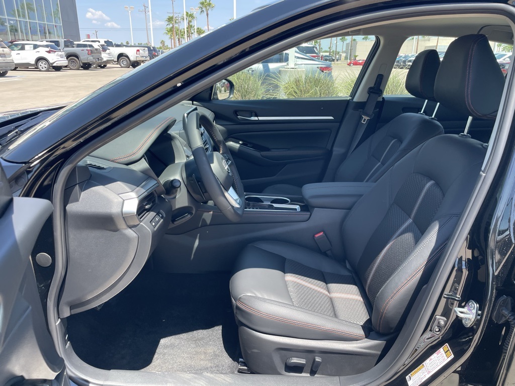 2025 Nissan Altima SR photo 13