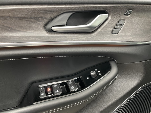 2022 Jeep Grand Cherokee Overland photo 4