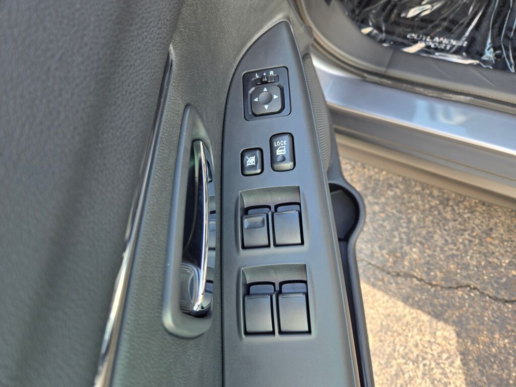 2025 Mitsubishi Outlander Sport ES photo 13
