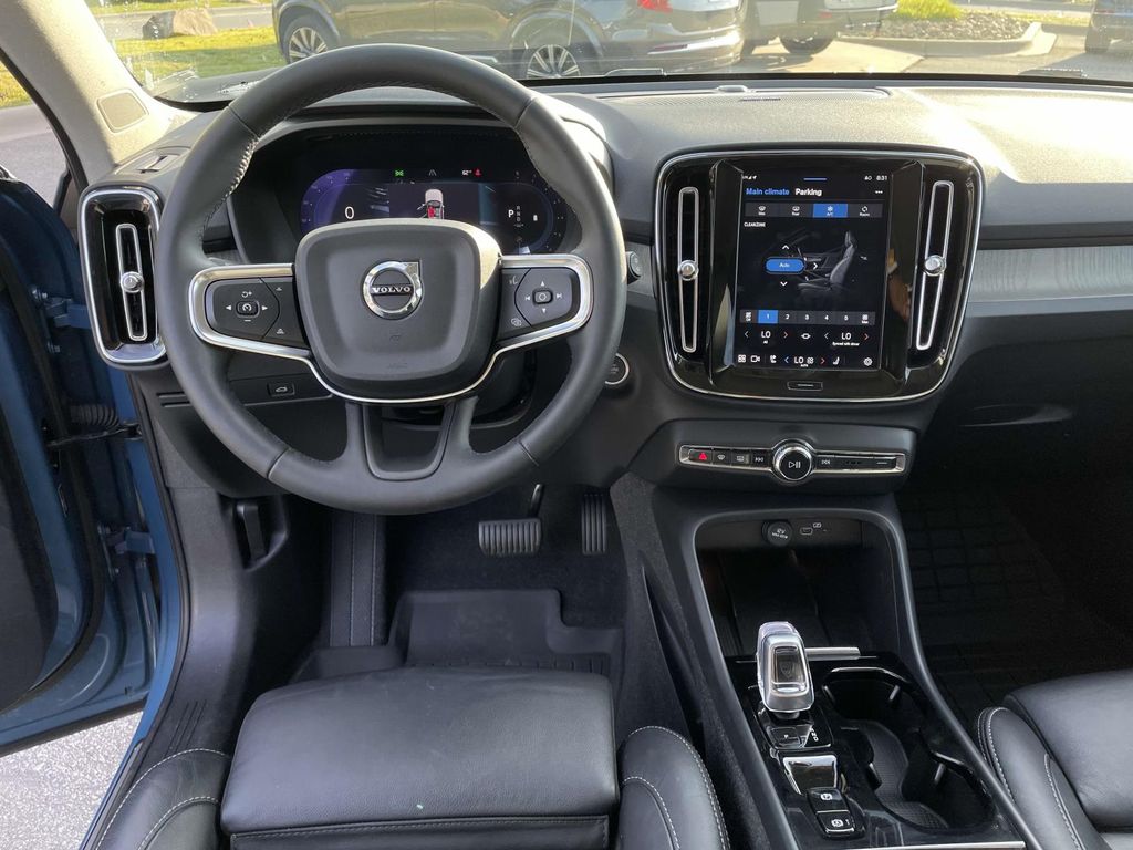 2023 Volvo XC40 Ultimate photo 2